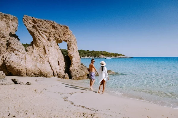 Пляж Voulisma beach, Истрон, Крит, Греция, пара на отдыхе в Греции — стоковое фото