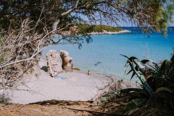 Tropisch strand van Voulisma strand, Istron, Kreta, Griekenland, paar op vakantie in Griekenland — Stockfoto