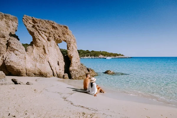 Playa tropical de Voulisma playa, Istron, Creta, Grecia, pareja de vacaciones en Grecia — Foto de Stock