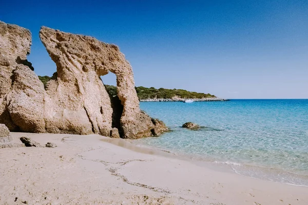 Tropisch strand van Voulisma strand, Istron, Kreta, Griekenland, paar op vakantie in Griekenland — Stockfoto