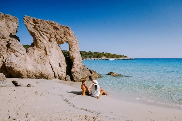 Playa tropical de Voulisma playa, Istron, Creta, Grecia, pareja de vacaciones en Grecia — Foto de Stock