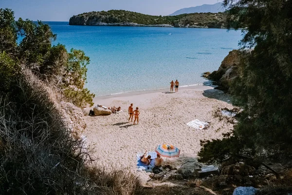 Tropisch strand van Voulisma strand, Istron, Kreta, Griekenland, paar op vakantie in Griekenland — Stockfoto