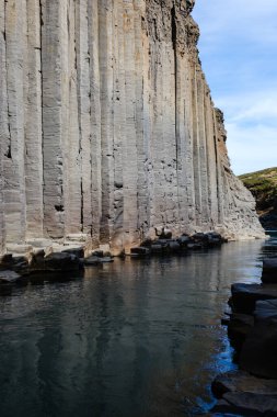 İzlanda 'daki Studlagil Kanyonu' nun görkemli duvarlarını keşfedin ve sakin suların yanında etkileyici bazalt sütun oluşumlarını gösterin. Doğa aşıkları ve maceracılar için mükemmel bir yer..