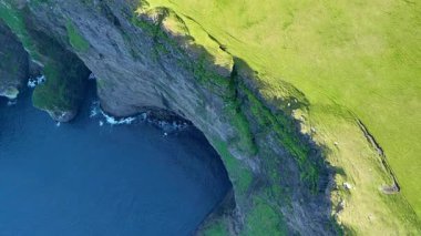 Dik uçurumların canlı mavi sularla buluştuğu Faroe Adaları 'nın nefes kesici güzelliğini tecrübe edin. Mylingur yamaç parkuru