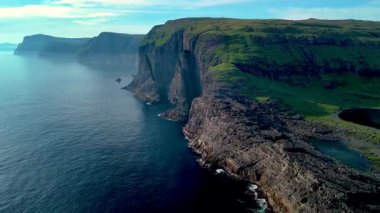 Bereketli yeşil manzaraların ışıl ışıl mavi sularla buluştuğu Faroe Adaları 'nın kıyı şeridi boyunca nefes kesen uçurumlar yükseliyor.. 