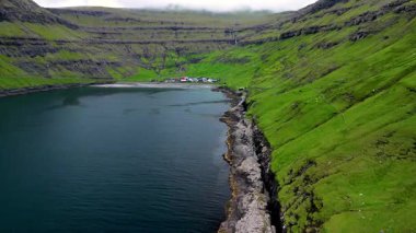 Yükselen uçurumlar arasında yer alan Tjornuvik, yemyeşil manzaralar ve sakin sular hakkında çarpıcı manzaralar sunuyor. Doğa severler bu gizli mücevherlerin dramatik manzarasını takdir edecek..