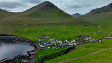 Tjornuvik köyünün ferah tepeleri ve Faroe Adaları 'nın Kuzey Atlantik Denizi ile çevrili nefes kesici güzelliğini keşfedin.