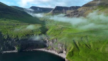 Yeşil tepeleri ve büyüleyici sisiyle nefes kesici Faroe Adalarını keşfedin. Burayı doğa severler ve gezginler için bir cennet yapan huzur veren güzelliği keşfedin..