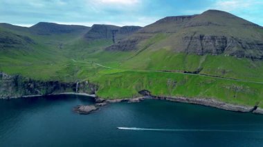 Faroe Adaları 'nın nefes kesici güzelliğini görkemli uçurumlar, canlı yeşil manzaralar ve sakin sularla yaşayın. Huzurlu bir atmosfer yaratın. Doğa aşıkları ve maceracılar için ideal..