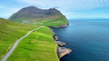 Bereketli yeşil uçurumları ve dingin okyanusuyla Faroe Adaları 'nın çarpıcı güzelliğini keşfedin. Eşsiz topoğrafya doğa aşıkları için nefes kesici manzaralar ve barışçıl bir ortam sunuyor..