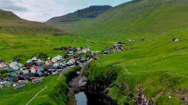 Bereketli yeşil tepeler ve dramatik uçurumlar arasında kalan Faroe Adaları 'ndaki Gjogv köyü büyüleyici evler ve nefes kesici manzaralar sergiliyor..