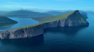 Faroe Adaları 'nın canlı yeşil manzaraları ve sakin mavi suları gösteren nefes kesici uçurumlarını keşfedin. Sorvagsvatn Gölü, Vagar