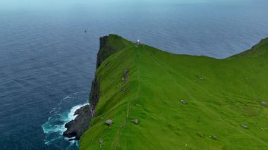 Bu büyüleyici manzara, derin mavi okyanusla çevrili Faroe Adaları 'ndaki Kalsoy Adası' nın dramatik uçurumlarını gözler önüne seriyor. Doğa aşıkları ve macera arayanlar için mükemmel bir yer..