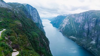 Bereketli yeşil yamaçlar sakin suların kasvetli bir gökyüzünün altında yükselen kayalıkları yansıttığı büyüleyici Lysefjord 'u kucaklıyor. Doğayı seven ve maceraperestler için mükemmel sükunet ve muhteşem manzaralar arayan.