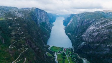 Lysefjord 'un nefes kesici manzarası ve sarp kayalıklar ve yemyeşil yeşilliklerle çevrili büyüleyici Lysebotn köyü. Bu dolambaçlı yol Norveç 'in doğal güzelliğine dramatik bir bakış açısı sunuyor..