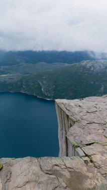 Lysefjord 'un üzerinde yükselen görkemli Uçurumu keşfedin. Doğa aşıkları heyecan verici manzaraların tadını çıkarırken. Dramatik düşüş, yemyeşil ve derin mavi suların unutulmaz manzaralarını sunar..