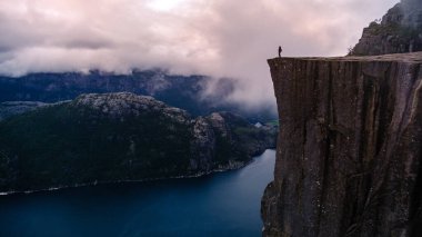 Preikestolen Uçurumunun kenarında dur, Lysefjord 'un huzurlu sularında süzül..