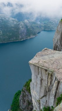 Macera arayanlar, Norveç 'in görkemli Lysefjord' una bakan ünlü bir bakış açısı olan Preikestolen Cliff 'ten nefes kesici manzaraların tadını çıkarıyorlar..