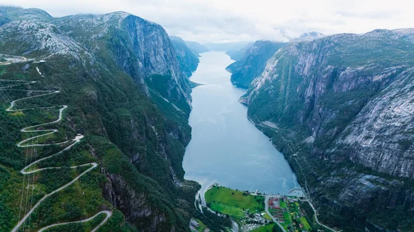 Aşağıdaki sakin suları saran Lysefjord 'un dramatik uçurumlarını gösteren nefes kesici bir manzara. Lysefjorden, Norveç 'ten Lysebotn' a virajlı yol