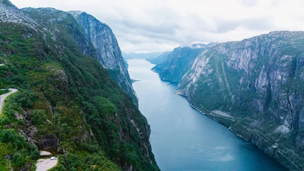 Bereketli yeşil yamaçlar sakin suların kasvetli bir gökyüzünün altında yükselen kayalıkları yansıttığı büyüleyici Lysefjord 'u kucaklıyor. Doğayı seven ve maceraperestler için mükemmel sükunet ve muhteşem manzaralar arayan.