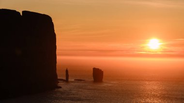 Nefes kesen bir günbatımı, Atlantik Okyanusu 'ndan yükselen ikonik deniz yığınları olan Risin og Kellingin' in üzerine ılık renkler döküyor. Dramatik uçurumlar ve sakin sular Faroe Adaları 'nda çarpıcı bir manzara yaratır..