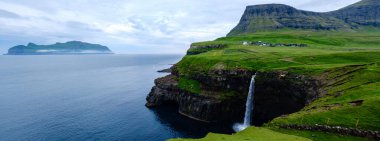 Soluk kesen bir şelale, yemyeşil bir uçurumdan okyanusa doğru dramatik bir şekilde akar ve uzaktan görülebilen pitoresk bir köye sahiptir. Gasadalur köyü yakınlarında Mulafossur şelalesi
