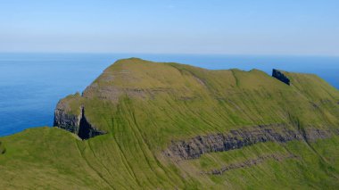 Mylingur 'un nefes kesici uçurumları açık mavi gökyüzüne karşı dimdik durup Faroe Adaları' nın canlı yeşil manzarasını gözler önüne seriyor. Burası doğa aşıkları ve fotoğrafçılar için mükemmel bir yer.