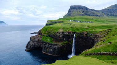 Yeşil bir uçurumdan Atlas Okyanusu 'na düşen şelale Faroe Adaları' nın engebeli güzelliğini yansıtıyor. Bölgeyi çevreleyen yemyeşil bitki örtüsü, Gasadalur köyü yakınlarındaki Mulafossur şelalesi