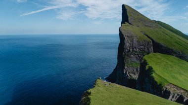 Derin mavi okyanustan nefes kesen Mylingur uçurumları Faroe Adaları 'nın büyüleyici doğal güzelliğini gözler önüne sererek dramatik bir şekilde yükseliyor. Bereketli yeşil çimenler kayalık araziyi süslüyor, keşifleri davet ediyor..