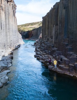 İzlanda 'daki büyüleyici Studlagil Kanyonu' na doğru ilerleyin. Orada yükselen bazalt kayalıklar kristal gibi berrak bir nehir oluşturur..