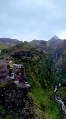 Yürüyüşçülerin dramatik uçurumlara ve yemyeşil çimenlere hayran olduğu Mulagljufur Kanyonu 'nun çarpıcı güzelliğine tanık olun. Huzurlu atmosfer, keşfi ve doğayla bağlantıyı davet eder..