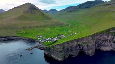 Dramatik uçurumlar ve dingin sular arasında kalan Gjogv, Faroe Adaları 'nın nefes kesici güzelliğini gözler önüne seriyor. Bu büyüleyici köy berrak bir gökyüzü altında çarpıcı manzaralar ve canlı manzaralar sunuyor..