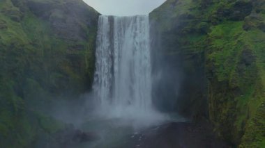 Muhteşem Skogafoss şelalesine tanık olun. Sarp kayalıklardan zarif bir şekilde akıyor. Yeşilliklerle çevrili. İzlanda 'daki bu nefes kesici doğa harikası güzelliğiyle ziyaretçileri büyülüyor..