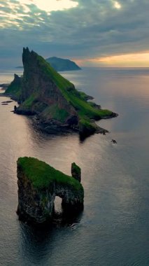 Dalgalar kayalık oluşumlara çarptığında Faroe Adaları 'ndaki Drangarnir uçurumlarının nefes kesici güzelliğini keşfedin..