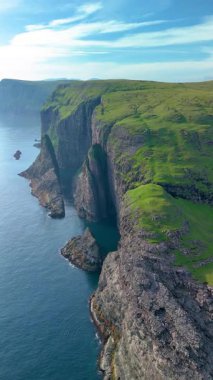 Turkuaz sulardan yükselen kayalık uçurumların çarpıcı manzarası Faroe Adaları 'nın doğal güzelliğini gözler önüne seriyor. Sorvagsvatn Gölü, Vagar
