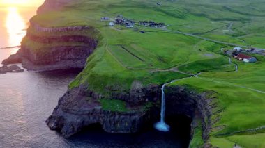Gasadalur 'daki nefes kesici Mullafossur şelalesini deneyin, çağlayan sular engebeli kayalıklarla ve engin Atlantik okyanusuyla buluşuyor. Faroe Adaları 'nın gerçek mücevheri..