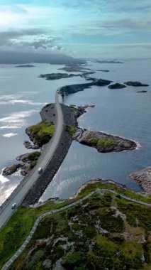 Norveç, sakin sularda süzülen Norveç Atlantik Okyanus Yolu kıyı şeridinin nefes kesici manzaralarını sunmaktadır. Manzaralı yolculuğun tadını çıkarın ve bu olağanüstü rotayı tanımlayan eşsiz manzaralara hayran olun.