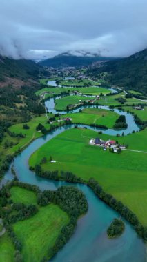 Norveç, Stryn 'in nefes kesici hava perspektifi canlı yeşil alanları ve kıvrımlı nehirleri yakalıyor..