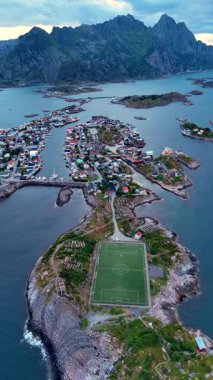 Norveç 'in Lofoten kentindeki Henningsvaer' in büyüleyici hava manzarasını deneyin. Güzel sahil şeridi, büyüleyici köyleri ve kayalık araziler arasında yuva yapmış eşsiz bir futbol sahası..