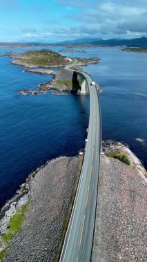 Muhteşem kıyı manzarasının mühendislik dehasıyla buluştuğu Norveç 'teki nefes kesici Atlantik Okyanus Yolu hayret verici. Dönen yol okyanusun canlı maviliğini kucaklıyor..