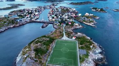 Henningsvaer renkli mimarisi ve manzaralı kıyı manzarasıyla büyüleyicidir. Videoda büyüleyici balıkçı köyü ve nefes kesen manzaralara karşı sembolik futbol sahası yer alıyor..