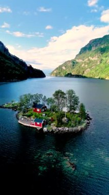 Norveç 'in görkemli fiyortlarında yuva yapmış sakin bir ada, yemyeşil ve sakin sularla çevrili büyüleyici ahşap evlere ev sahipliği yapıyor. Nefes kesici manzarası doğal güzelliğiyle büyülüyor..