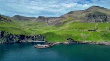 Berrak mavi suların üzerinde görkemli yeşil dağların yükseldiği Faroe Adaları 'nın çarpıcı güzelliğini tecrübe edin. Sakin bir atmosfer, bu uzak cennette doğanın özünü yakalar..