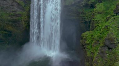 İzlanda 'daki nefes kesici Skogafoss Şelalesi' ni deneyin. Suyun, yeşil tepeler ve sislerle çevrili uçurumların üzerinden dramatik bir şekilde aktığı yer. Şaşırtıcı bir doğa harikası keşfedilmeyi bekliyor..