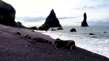 İzlanda 'daki nefes kesici Reynisfjara Sahili' ni keşfedin. Siyah kumları, eşsiz kaya oluşumları ve dinamik dalgalarıyla ünlüdür. Büyüleyici bir sahil deneyimi bizi bekliyor..