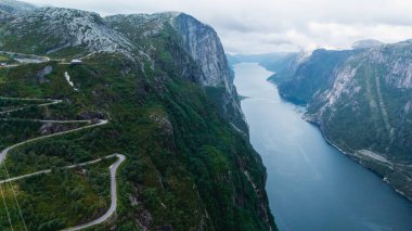 Dik uçurumların sakin sularla buluştuğu Norveç 'teki Lysefjord' un çarpıcı doğal güzelliğini deneyimleyin. Lysebotn 'un virajlı yolu 