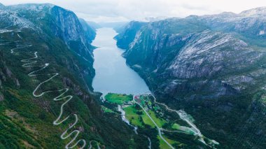 Norveç 'teki çarpıcı Lysefjord ve Lysebotn' u keşfedin, dramatik uçurumlar ve dolambaçlı bir yol.