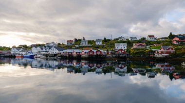 15 Ağustos 2025 'te Lofoten Norveç' te canlı renklerde ahşap evler balıkçı tekneleri olan bir köyün rıhtımına dizilmişti.