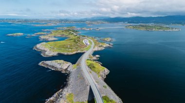 Engebeli kıyı şeridinde dolanan Atlantik Okyanusu Yolu dramatik manzaralar ve sakin sular sergiliyor. Bu manzaralı yol, adaların ve geniş Atlantik Okyanusu 'nun nefes kesici manzaralarını sunar..