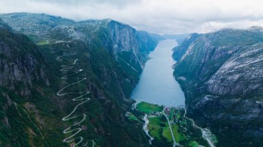 Norveç 'teki görkemli Lysefjord' u denize doğru uzanan dolambaçlı bir yol ile gösteren muhteşem manzara. Lysebotn 'un virajlı yolu 